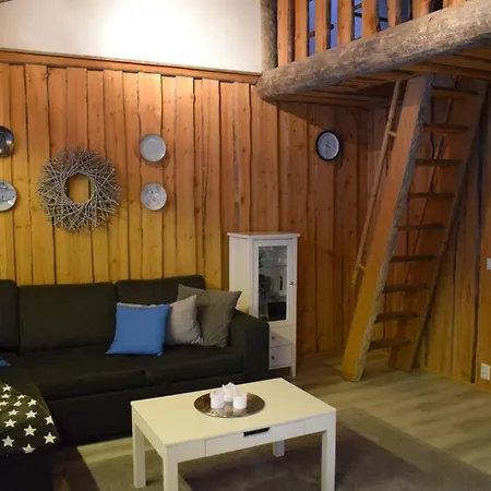 Pyhaen Kaemppae Log Apartment